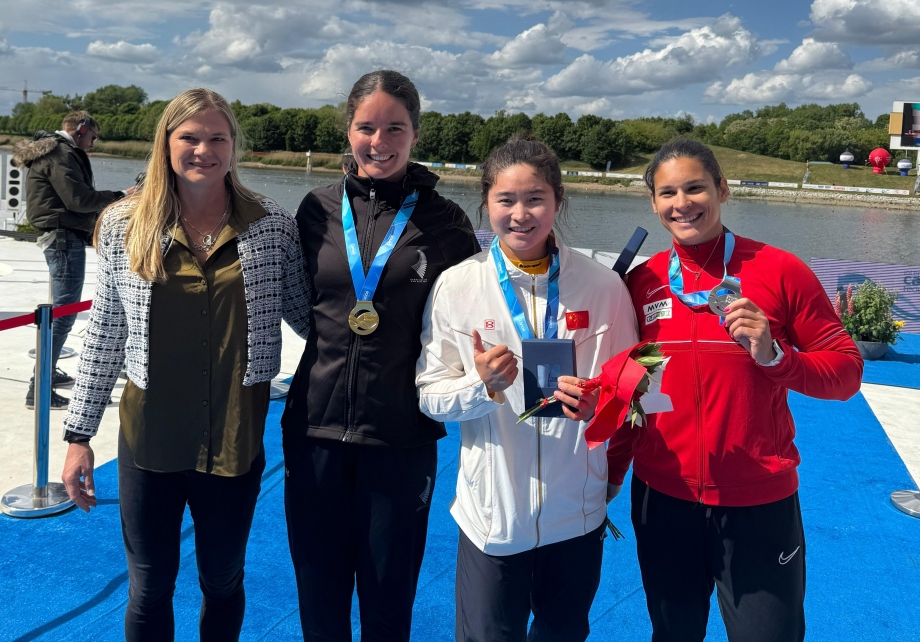 Bridgitte Hartley with Canoe Sprint paddlers in Poznan Bridgitte Hartley athletes 2025