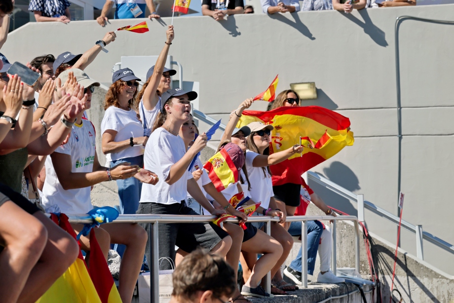 Spanish fan celebrate at the Idroscale Regatta Course Spain women K4 gold Milan 2025 celebrate